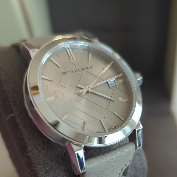 Burberry Beige Watch - Picture 10 of 10
